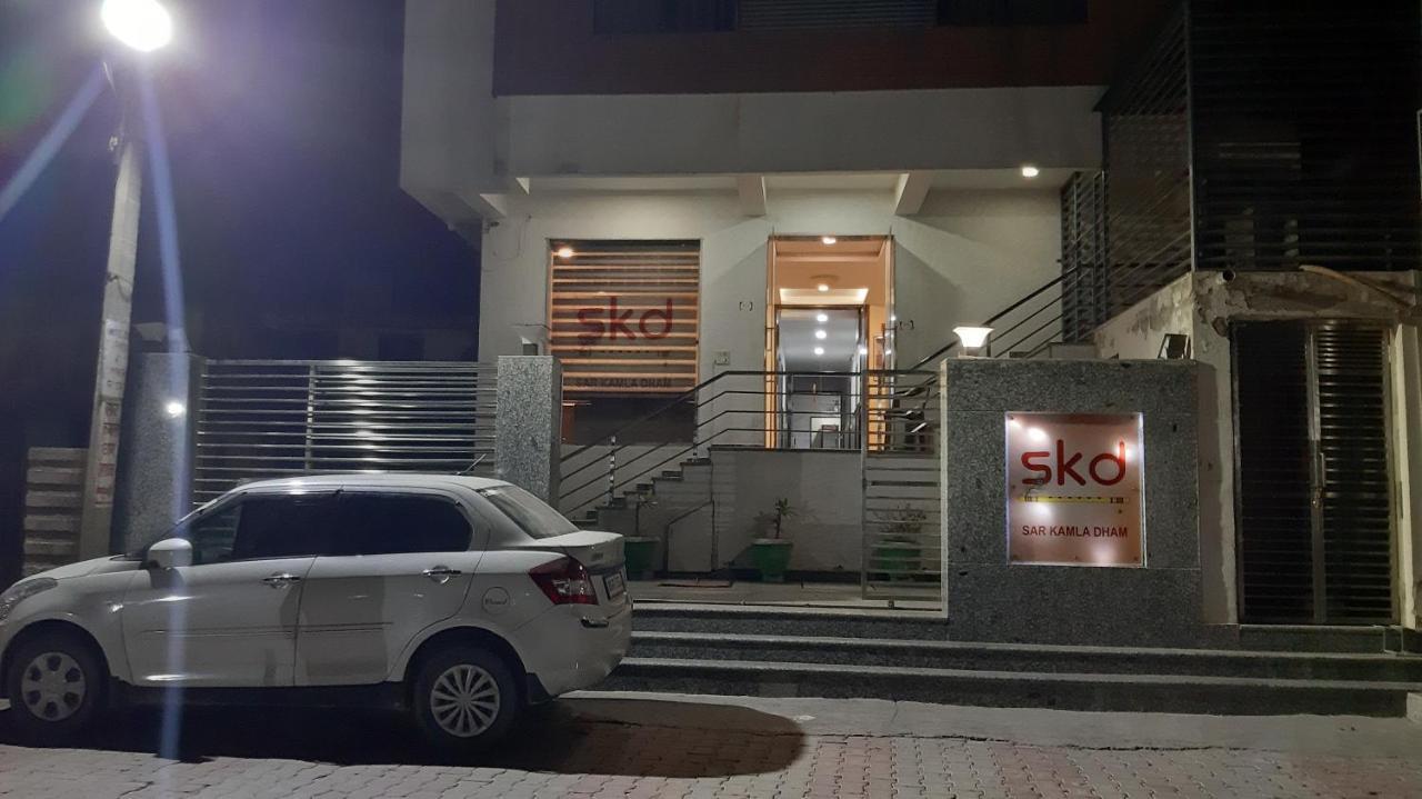 Hotel Sar Kamla Dham Skd Vrindavan Fully Vaccinated Staff Dış mekan fotoğraf
