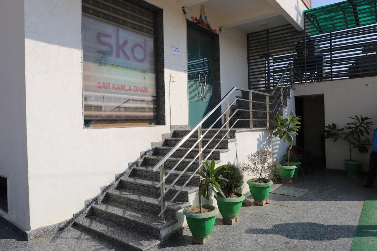 Hotel Sar Kamla Dham Skd Vrindavan Fully Vaccinated Staff Dış mekan fotoğraf